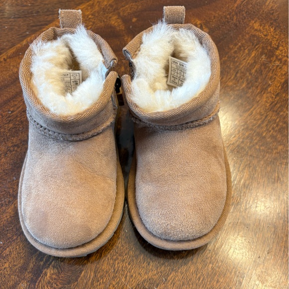 UGG Tan Boots with Cream Fur Lining - Picture 4 of 5